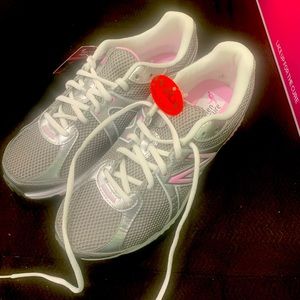 Woman’s Shoes Walking New Balance Size 8.5 new with tags